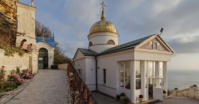 Панорамный вид: Монастырский Свято-Георгиевский парк на м.Фиолент
